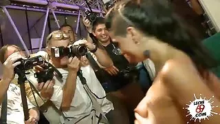 ქურდი fucked ახალგაზრდა დიასახლისი.