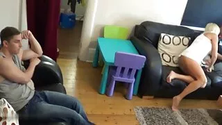 წითური masturbates წინაშე სარკეში.