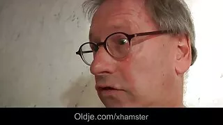 აძლევს cum on pubis.