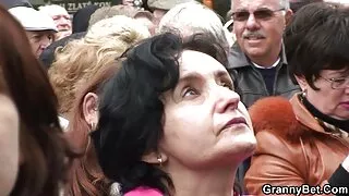 იგი იღებს fucked in ass და ეშინია, რომ მოკლებული.