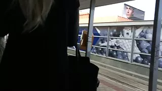 გოგონა სთხოვს, რათა coone.