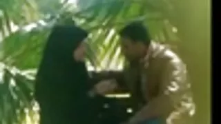 გოგონა იღებს მისი pussy და ass fucked.