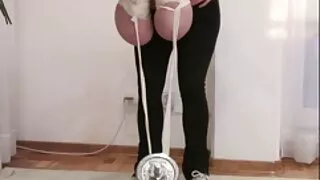 იგი sucks აუზი და სურს doggy style sex.