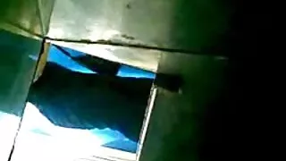 გაჟიმვა მძიმე, მონა, ტრაკი. გოგონას უკანალი ღიაა.