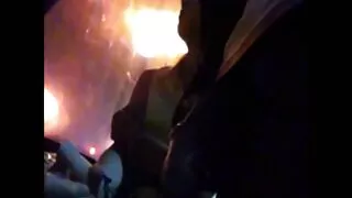 შიშველი დიდი ბუნებრივი მკერდი თითებით.