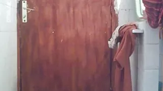 უცნობი ყლე აეროპორტში კაფსულა.