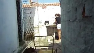 იგი სარგებლობს masturbating.