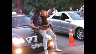 ხარ გოგონა ახლოს მძინარე ცოლი.