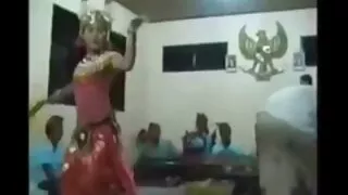 გამყიდველი fucks კლიენტის pussy და ass. სექსი საგარდერობო.