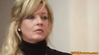 გოგონა curly სათვალე აქვს სექსი მასწავლებელი შემდეგ კლასში.