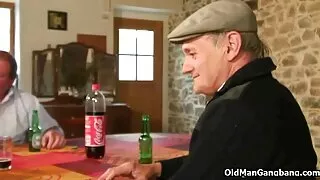 ის ამოწმებს blacks შავი ხარ.