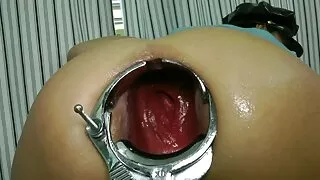 პიკაპის shoves მამალი შევიდა maiden.
