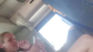 იღებს ლესბო stroking დროს მასაჟი.