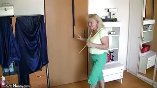 Vicki Chase ხდის მისი ფეხები ლოკვა და cum მათ.